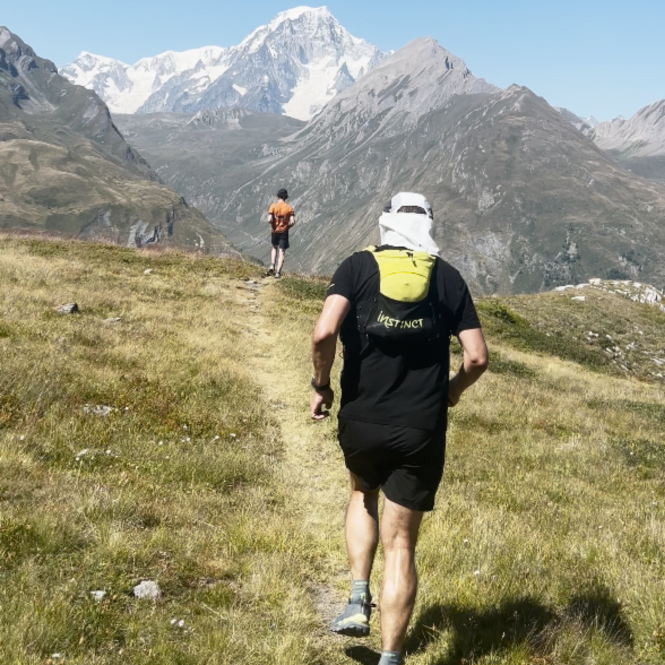 Course de trail en forêt sur sentier naturel en montagne