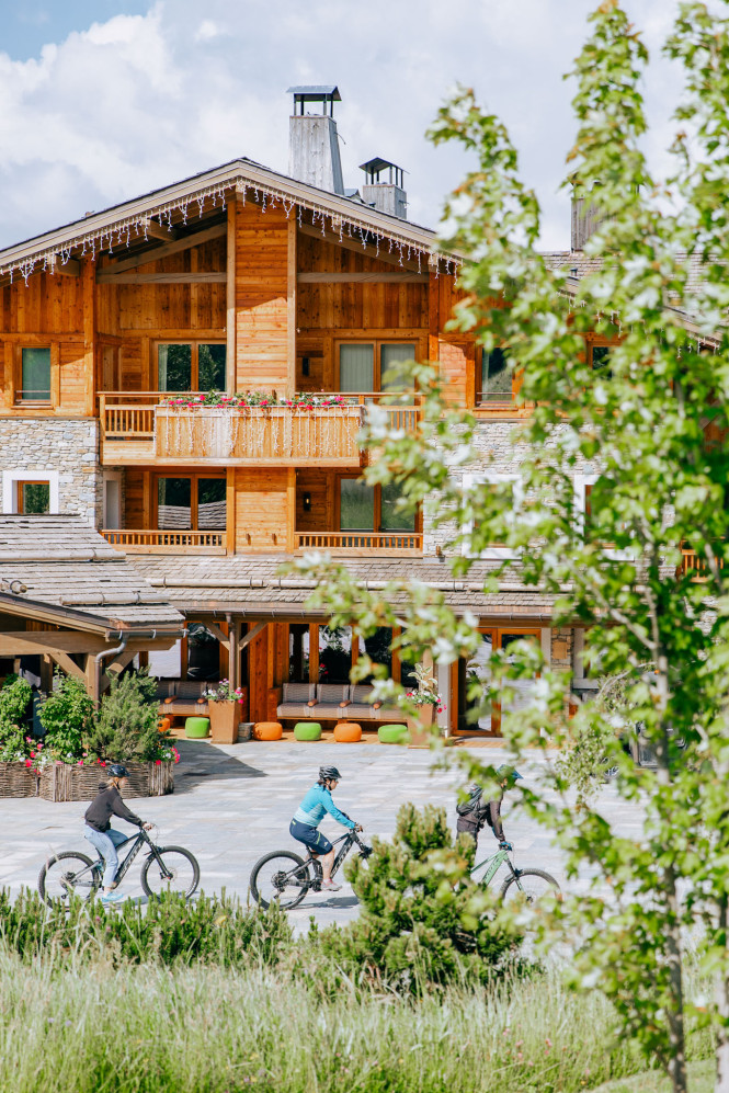 Chalet en montagne avec personne en vélo devant