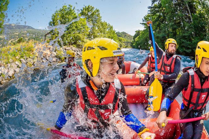 Participante à la sortie rafting à Evolution 2 Landry qui se prend une vague en plein visage