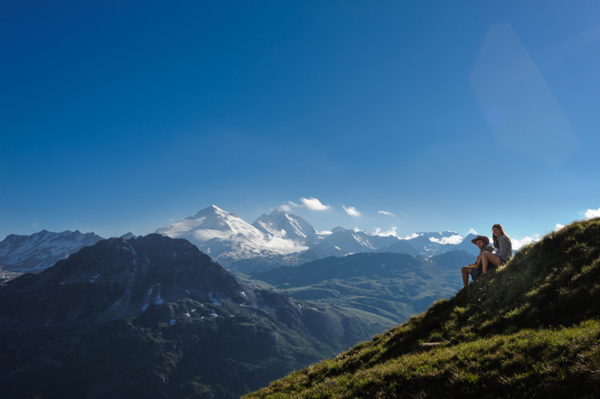 Deux personnes en randonnée au milieu de la montagne