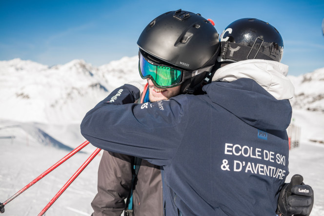 Moniteur de ski Evolution 2 à Val d'Isère faisant un calin à sa cliente après une réussite