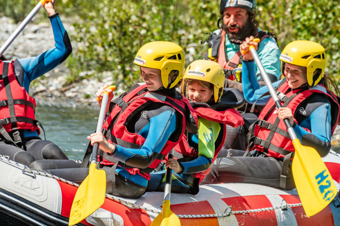Enfants riant sur un rafting