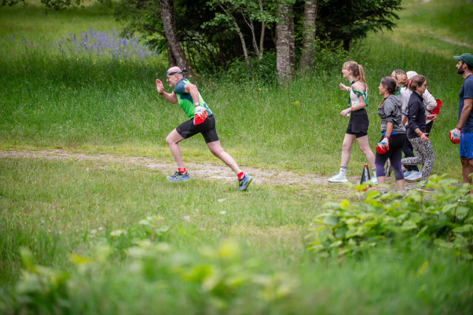 Participants à un séminaire team building en train de courir dans la forêt
