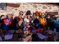 photo-de-groupe-aktid-repas-déguisement