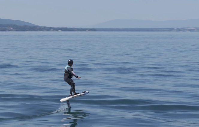 Client Evolution 2 pratiquant le e-foil sur le lac Léman