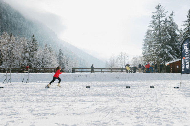 Participant au biathlon qui court pour rejoindre sa cible