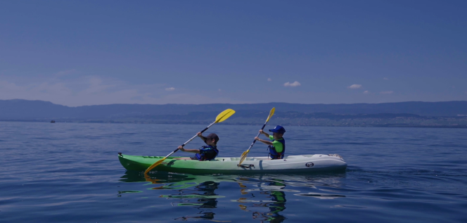 deux enfants en canoë-kayak sur le lac Léman