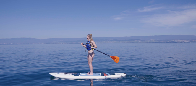 Femme pagayant en paddle sur le lac de Thonon les Bains