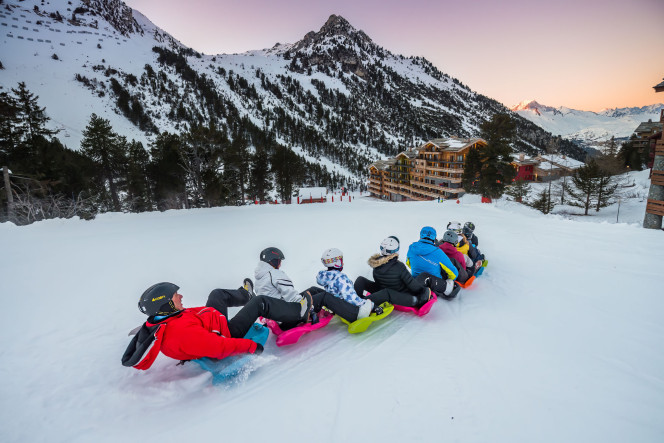 Descente en snakegliss sur les pistes a la fin de la journée
