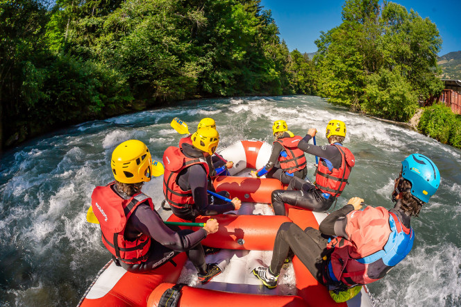 6 personnes en rafting sur la rivière de l'Isère