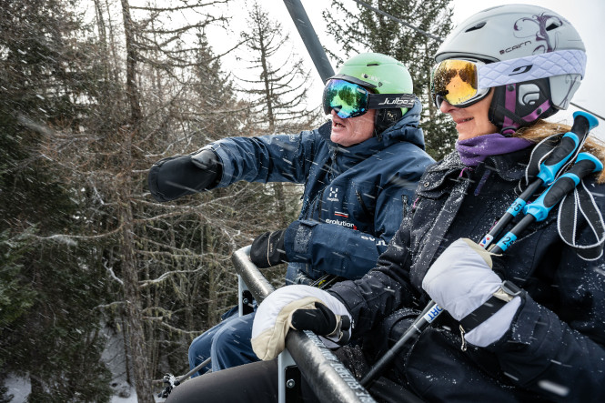 Moniteur de ski et son élève adulte sur un télésiège