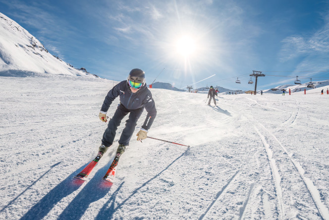 moniteur de ski Evolution 2 sur les pistes devant son élève
