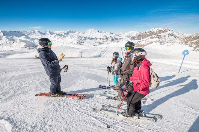 Moniteur de ski Evolution 2 face à ses élèves sur la piste en début de cours