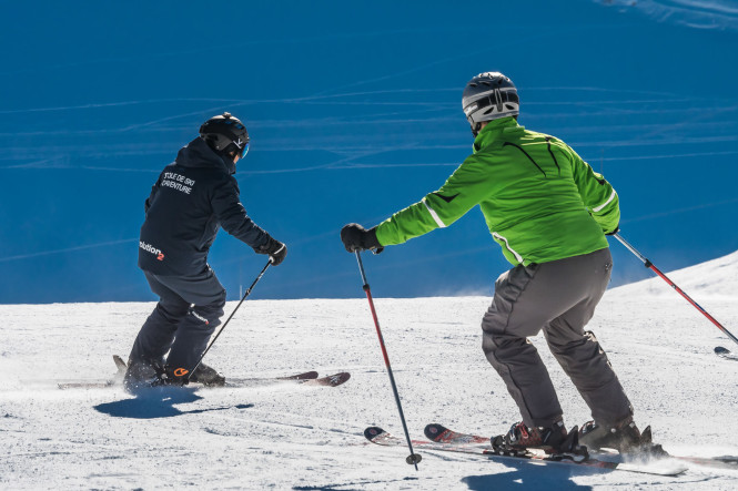 Cours de ski adulte avec un moniteur de ski Evolution 2 à Tignes