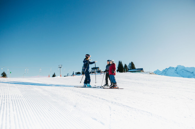 Private ski lesson for a couple with an Evolution 2 ski instructor in La Clusaz