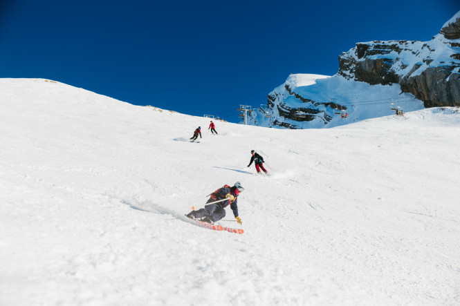 Off-piste ski lesson with an Evolution 2 instructor and three clients in La Clusaz