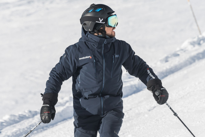 moniteur Evolution 2 sur les pistes à Tignes