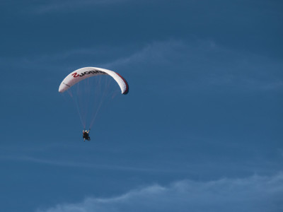 Why is Millau an ideal destination for paragliding ?