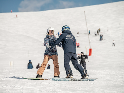 Discover our snowboarding lessons: from beginner to freeride !