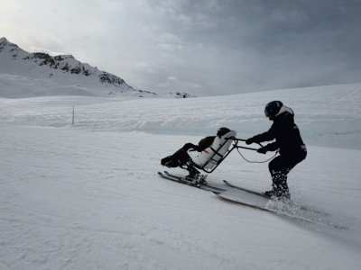 Discover adaptive skiing with Hippolyte