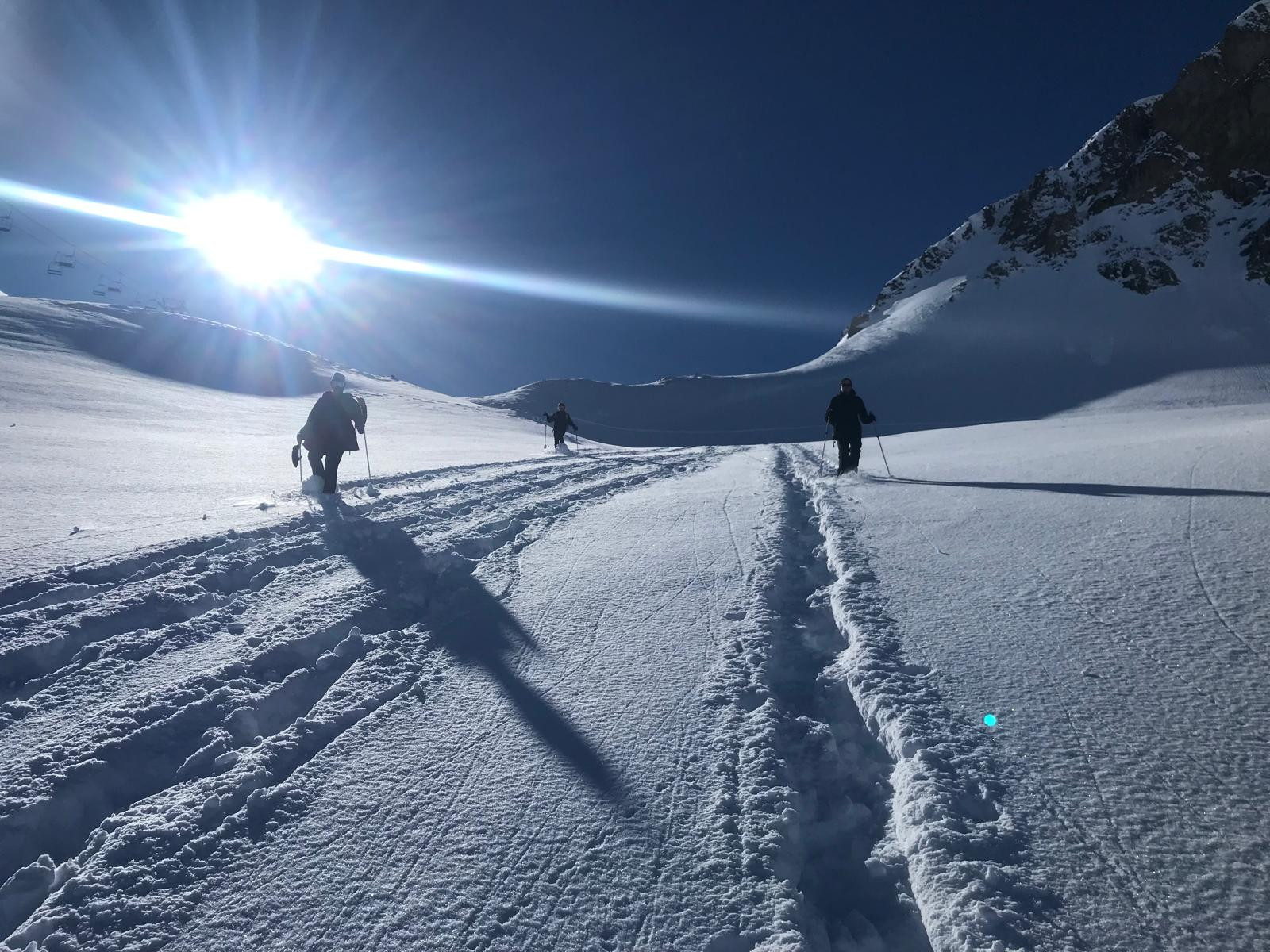 alt="Première trace en raquettes à neige dans un environnement sauvage et ensoleillé en tarantaise avec Evolution 2 Tignes et Val d'Isère"