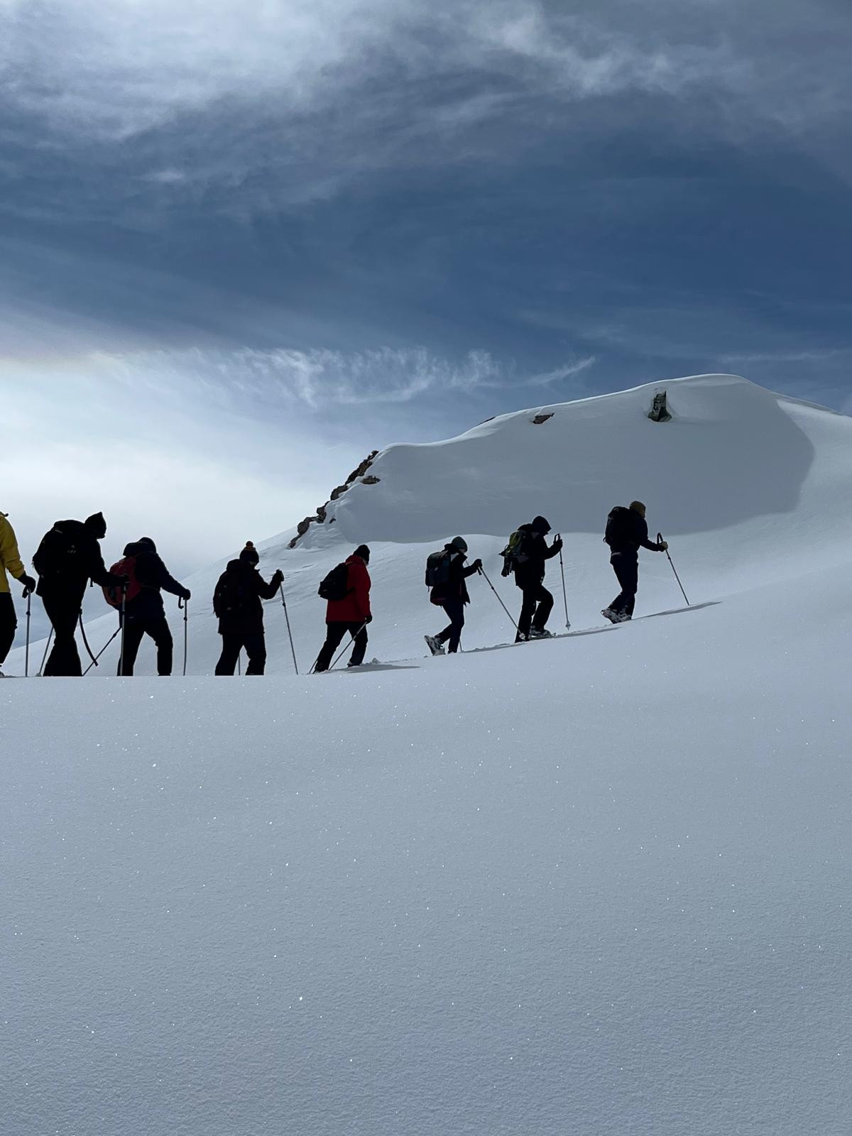 alt="Groupe de randonneurs en raquettes à neige a Val d'Isère avec Evolution 2"