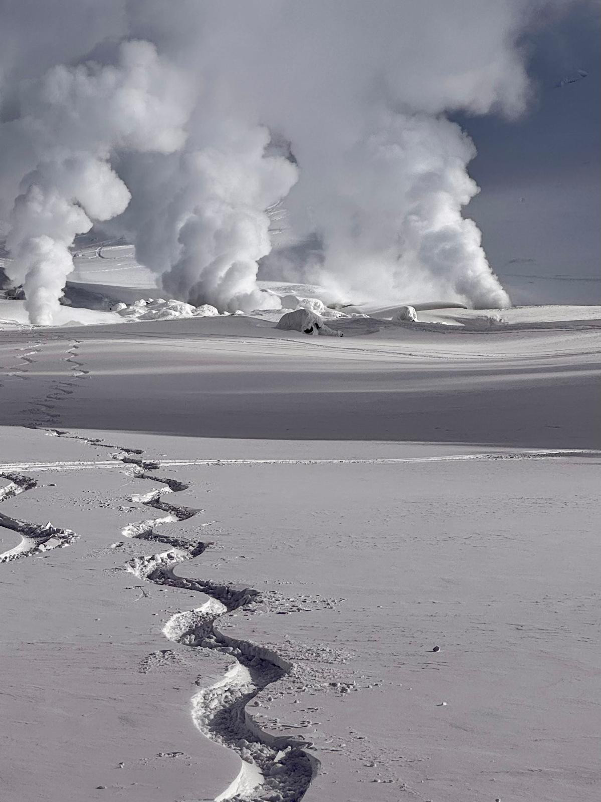 alt="The snow just keeps falling in Japan – your Guide Evolution 2 will take you to the best powder spots"