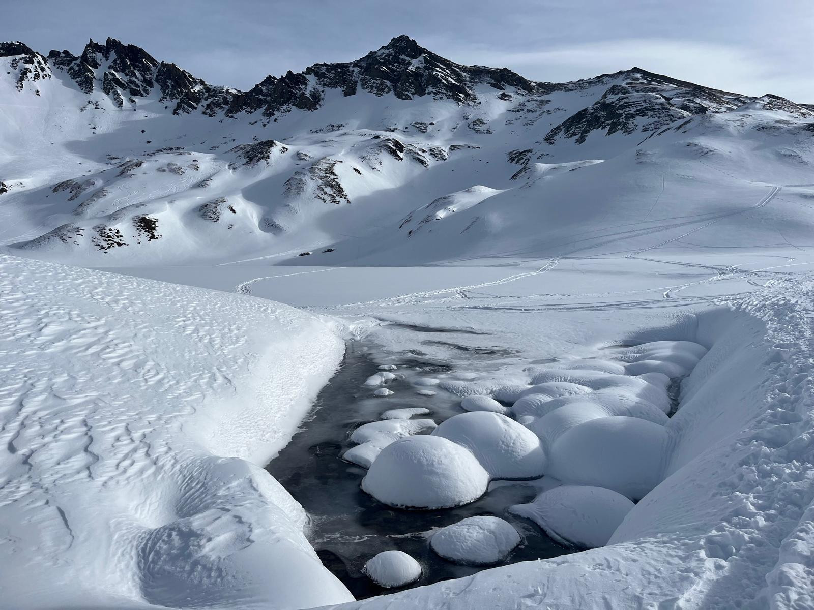 alt="Beau paysage enneigé sur les montagnes entre Tignes et Val d'Isère, Itinérance en raquettes à neige avec Evolution 2"
