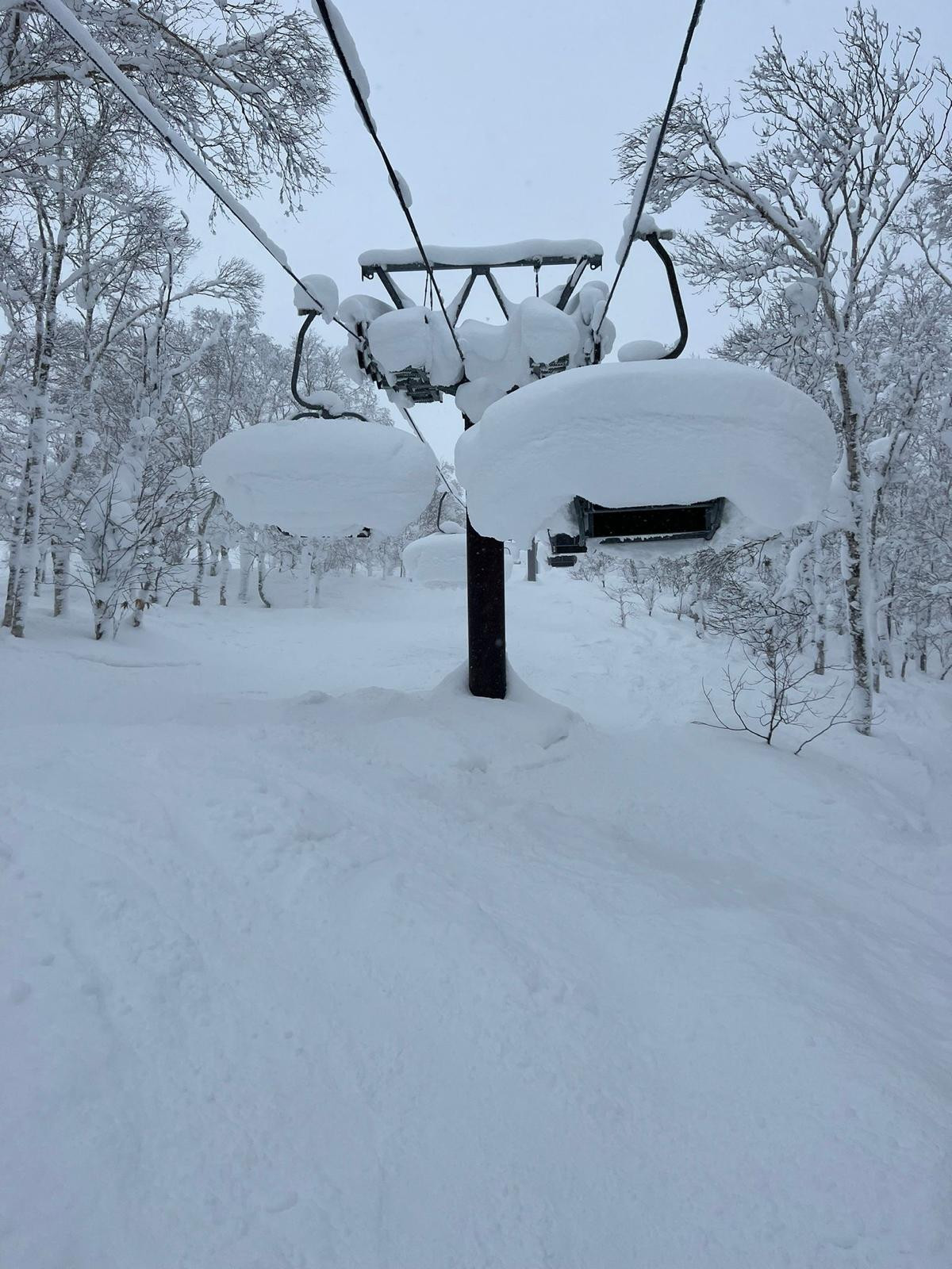 alt="A chairlift buried under a metre of powder snow in Japan with Evolution 2"