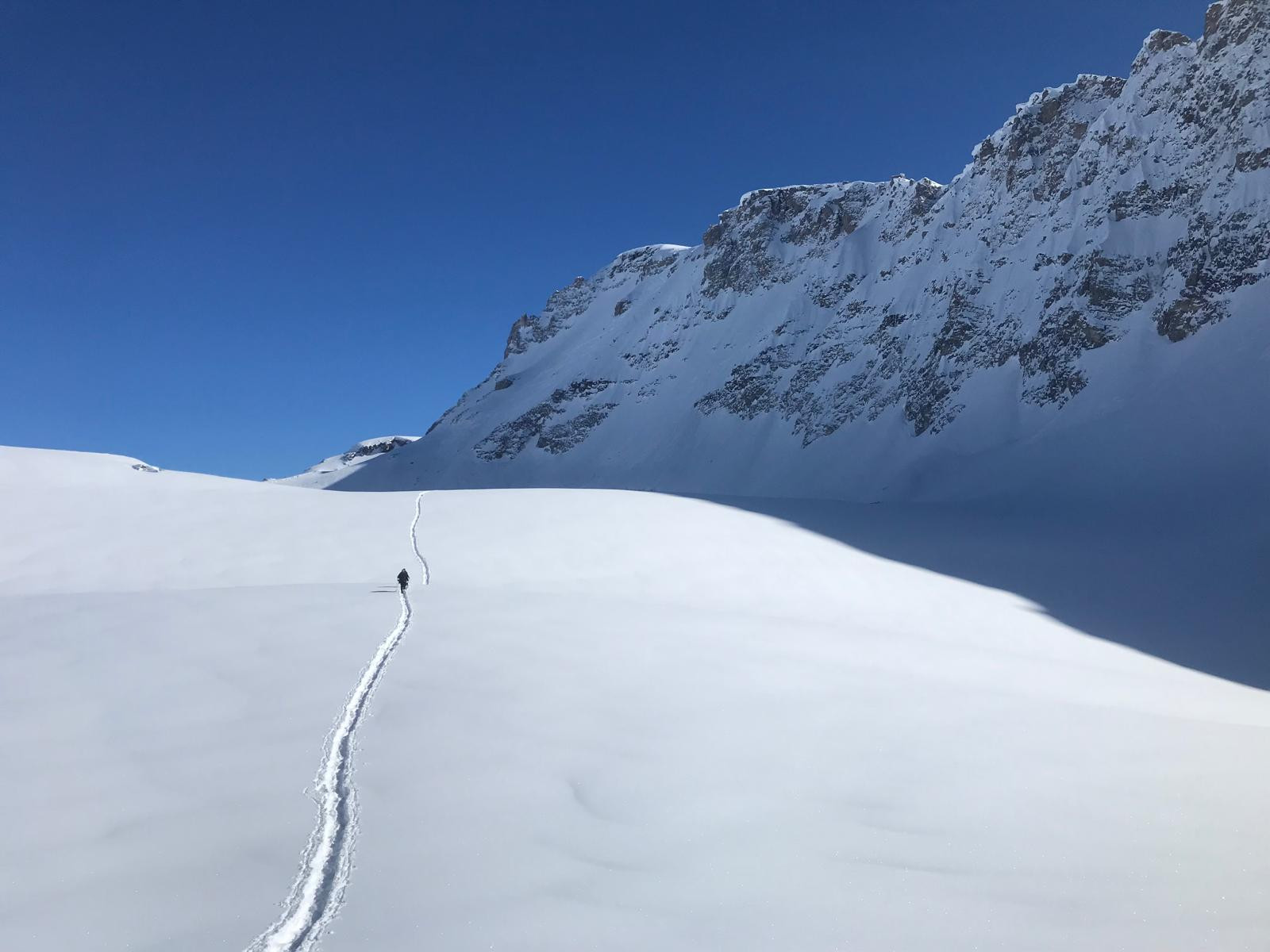 alt="Première trace en raquettes à neige au milieu des montagnes de tarantaise avec Evolution 2 Tignes"