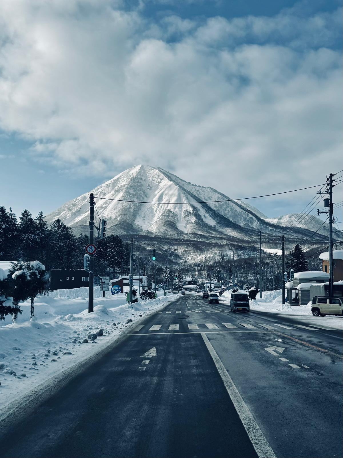 alt="After a day's skiing, take a stroll through the lovely surrounding japanese villages"