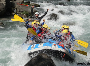 Groupe en rafting sur une rivière d’eaux-vives