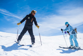 Adults ski group lessons Beginner level