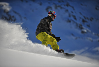 Adults snowboard off-piste group lessons