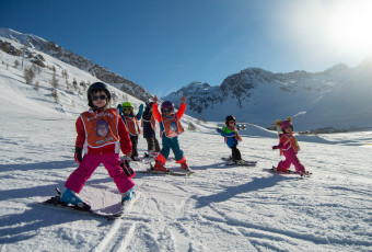Our little husky ski lessons with Evolution 2 Tignes.