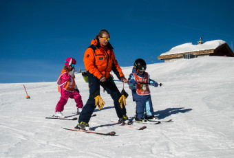 Petit Yeti en cours collectif de ski avec Evolution 2 Val d’Isère.