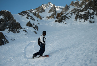 Student in snowboard group lessons Switch with Evolution 2 Tignes.