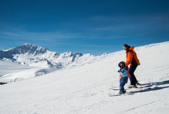 Yeti 1 in ski lesson with his ski instructor.