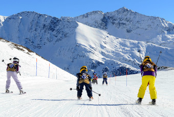 Cours collectif Yeti 2 en pleine prise de vitesse avec Evolution 2 Tignes.