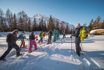 Groupe en raquettes à neige avec Evolution 2 Val d’Isère.