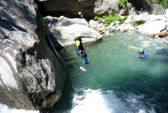 Canyoning discovery in family during an half-day
