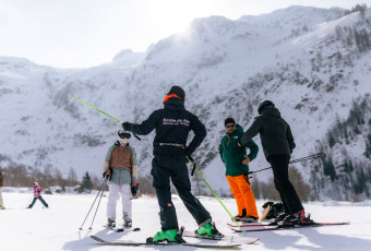 Adults ski lessons courses