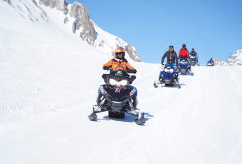 Groupe de moto-neige avec Evolution 2 Tignes.