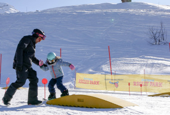 Children snowboard group lessons (5-10 years old)
