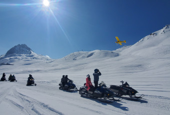 Groupe de motoneige avec Evolution 2 Val d’Isère.