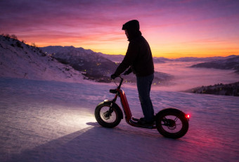 Trottinette au coucher de soleil