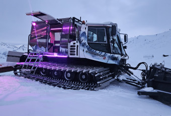 alt="L'activité Dameuse au couché de soleil avec Evolution 2 Tignes."