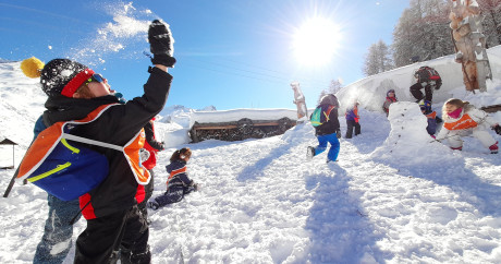 alt="Enfant profitant du Winter Camp avec Evolution 2 Tignes."