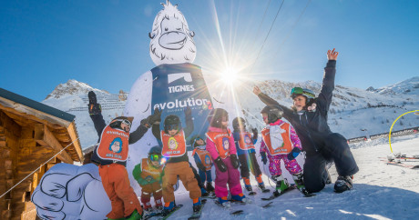 alt="Cours de ski enfants débutants au Yeti Club Tignes Evolution 2, encadrés par un moniteur professionnel sur le jardin d'enfants"