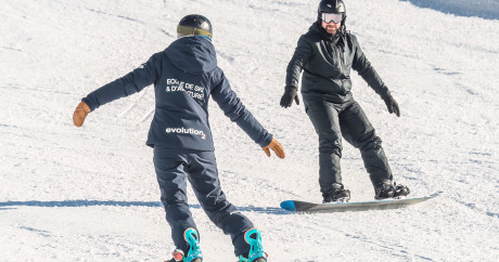alt="Cours privé de snowboard à Tignes, moniteur dédié offrant un coaching personnalisé pour une progression rapide en technique ou freestyle"